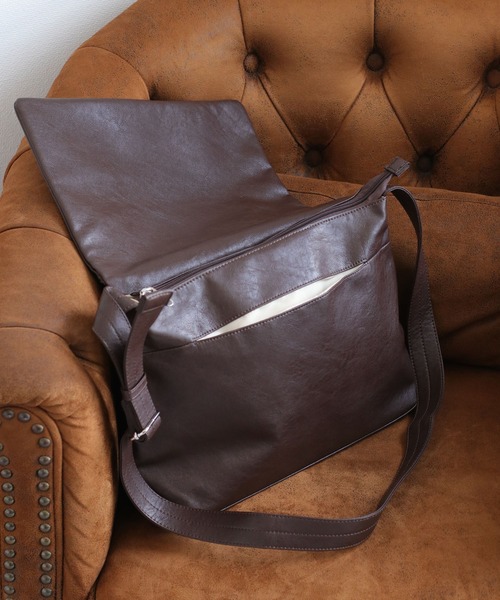 Legato Largo（レガートラルゴ）の「【Legato Largo】洗えるかばん ユニプレーンフェイクレザーショルダーバッグ 〈ユニセックス〉（ショルダーバッグ・レディース・ブラック/ダークブラウン/アイボリー・FREE）」の12枚目の写真