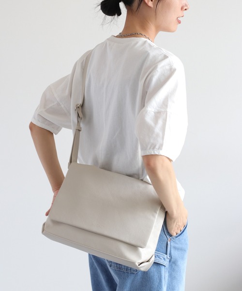 Legato Largo（レガートラルゴ）の「【Legato Largo】洗えるかばん ユニプレーンフェイクレザーショルダーバッグ 〈ユニセックス〉（ショルダーバッグ・レディース・ブラック/ダークブラウン/アイボリー・FREE）」の14枚目の写真