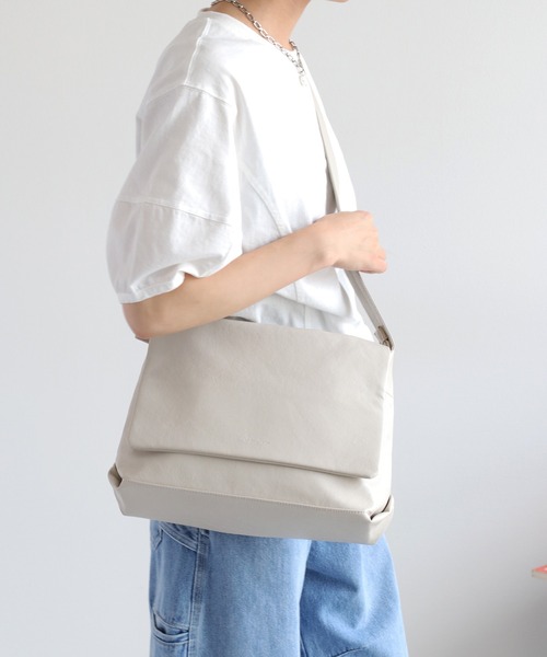 Legato Largo（レガートラルゴ）の「【Legato Largo】洗えるかばん ユニプレーンフェイクレザーショルダーバッグ 〈ユニセックス〉（ショルダーバッグ・レディース・ブラック/ダークブラウン/アイボリー・FREE）」の16枚目の写真