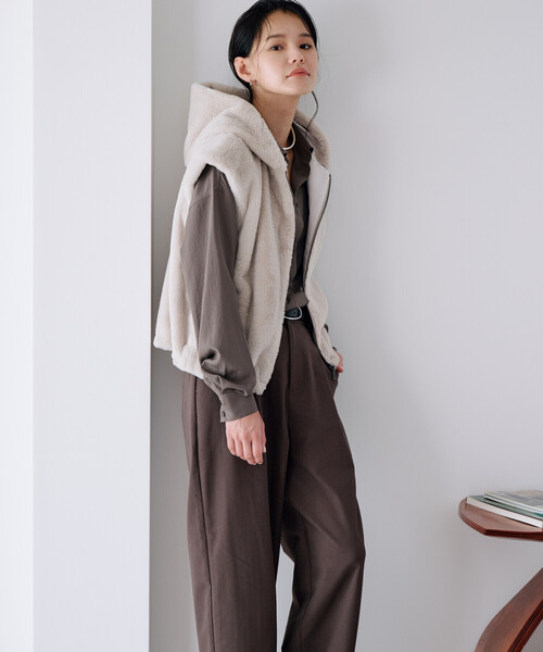 COMME CA ISM（コムサイズム）の「ラビット調　ファーフーデッドジレ（ベスト・レディース・ブラウン/グレイッシュベージュ・FREE）」の4枚目の写真