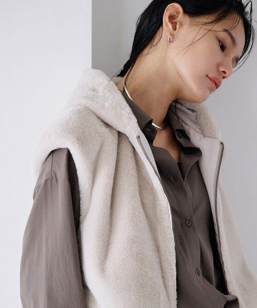 COMME CA ISM（コムサイズム）の「ラビット調　ファーフーデッドジレ（ベスト・レディース・ブラウン/グレイッシュベージュ・FREE）」の5枚目の写真