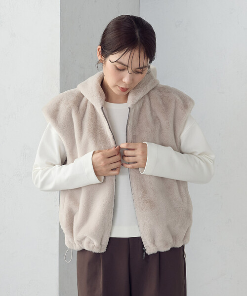 COMME CA ISM（コムサイズム）の「ラビット調　ファーフーデッドジレ（ベスト・レディース・ブラウン/グレイッシュベージュ・FREE）」の20枚目の写真