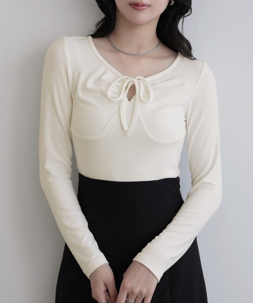 nouvellemoi（ヌーベルモイ）の「クロスストラップリボンギャザーカットソー（Tシャツ/カットソー・レディース・グレイッシュベージュ/ブラック/ホワイト/チャコールグレー・L/M/S）」の2枚目の写真