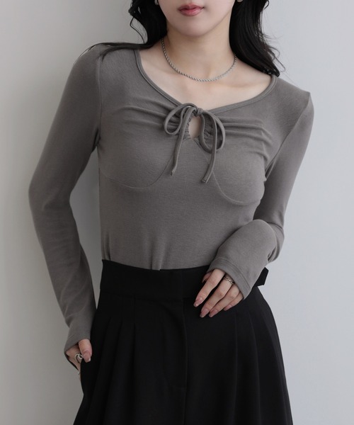 nouvellemoi（ヌーベルモイ）の「クロスストラップリボンギャザーカットソー（Tシャツ/カットソー・レディース・グレイッシュベージュ/ブラック/ホワイト/チャコールグレー・L/M/S）」の4枚目の写真