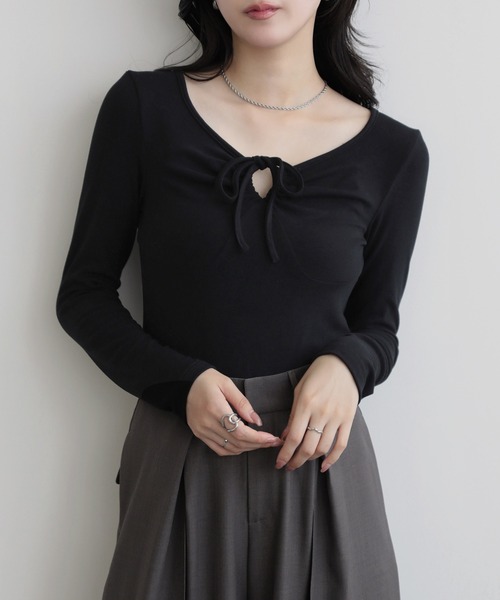 nouvellemoi（ヌーベルモイ）の「クロスストラップリボンギャザーカットソー（Tシャツ/カットソー・レディース・グレイッシュベージュ/ブラック/ホワイト/チャコールグレー・L/M/S）」の3枚目の写真