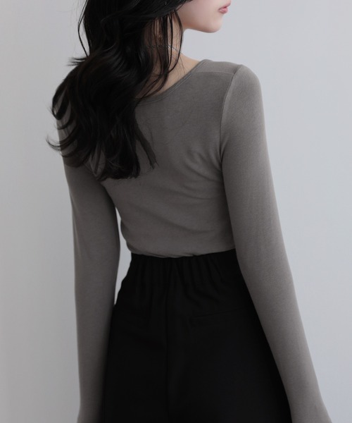 nouvellemoi（ヌーベルモイ）の「クロスストラップリボンギャザーカットソー（Tシャツ/カットソー・レディース・グレイッシュベージュ/ブラック/ホワイト/チャコールグレー・L/M/S）」の12枚目の写真
