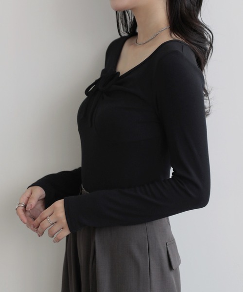 nouvellemoi（ヌーベルモイ）の「クロスストラップリボンギャザーカットソー（Tシャツ/カットソー・レディース・グレイッシュベージュ/ブラック/ホワイト/チャコールグレー・L/M/S）」の17枚目の写真