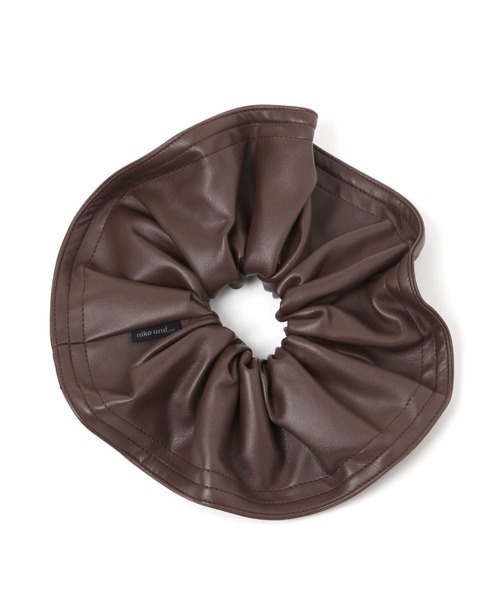 niko and...（ニコアンド）の「PU BIGシュシュ（シュシュ・レディース・ブラック/ベージュ/ブラウン・0）」の2枚目の写真