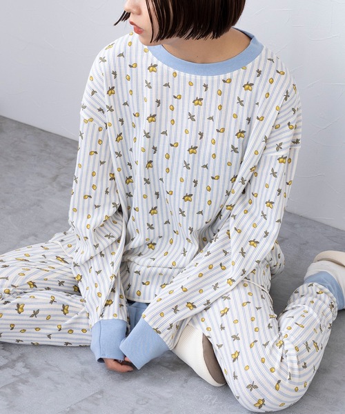 FRUIT OF THE LOOM（フルーツオブザルーム）の「レトロ調ワッフルルーム上下 / 長袖上下２点セット / ブランドロゴ総柄 / ワンマイルウェア（その他ルームウェア・レディース・サックスブルー/ピンク・M）」の2枚目の写真