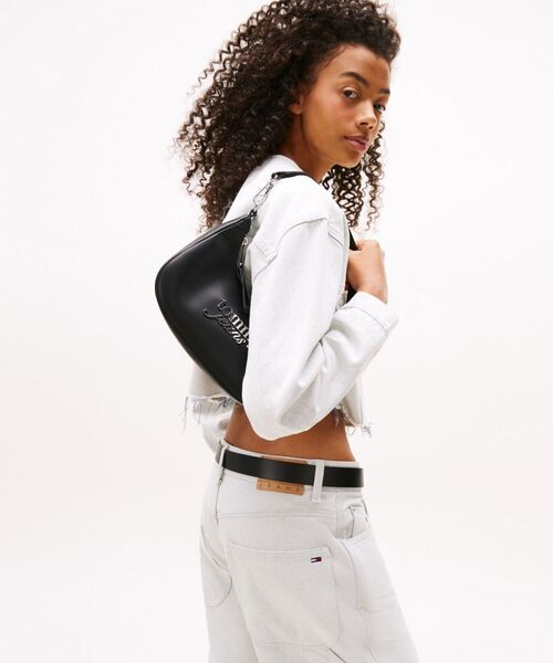 tommy jeans（トミー ジーンズ）の「ボールドスクリプトショルダーバッグ（ショルダーバッグ・レディース・ブラック・FREE）」の4枚目の写真