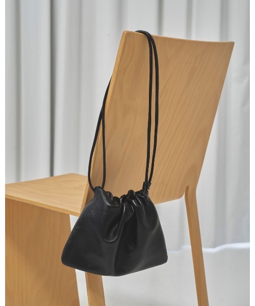 TODAYFUL(トゥデイフル)の「【TODAYFUL/トゥデイフル】Drawstring Leather Bag/ドローストリングレザーバッグ(ハンドバッグ・レディース・ブラック/ダークブラウン・FREE)」の5枚目の写真