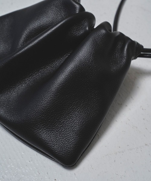 TODAYFUL(トゥデイフル)の「【TODAYFUL/トゥデイフル】Drawstring Leather Bag/ドローストリングレザーバッグ(ハンドバッグ・レディース・ブラック/ダークブラウン・FREE)」の4枚目の写真