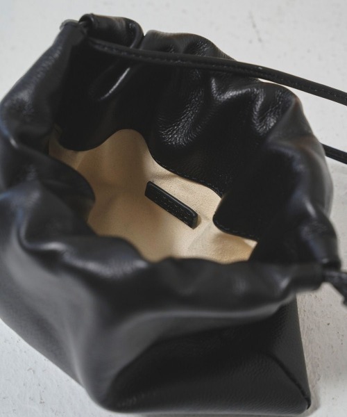 TODAYFUL(トゥデイフル)の「【TODAYFUL/トゥデイフル】Drawstring Leather Bag/ドローストリングレザーバッグ(ハンドバッグ・レディース・ブラック/ダークブラウン・FREE)」の7枚目の写真