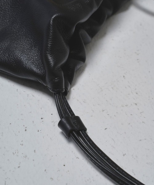 TODAYFUL(トゥデイフル)の「【TODAYFUL/トゥデイフル】Drawstring Leather Bag/ドローストリングレザーバッグ(ハンドバッグ・レディース・ブラック/ダークブラウン・FREE)」の3枚目の写真