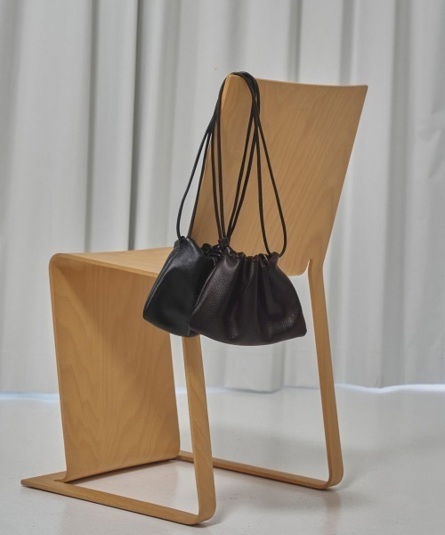 TODAYFUL(トゥデイフル)の「【TODAYFUL/トゥデイフル】Drawstring Leather Bag/ドローストリングレザーバッグ(ハンドバッグ・レディース・ブラック/ダークブラウン・FREE)」の14枚目の写真