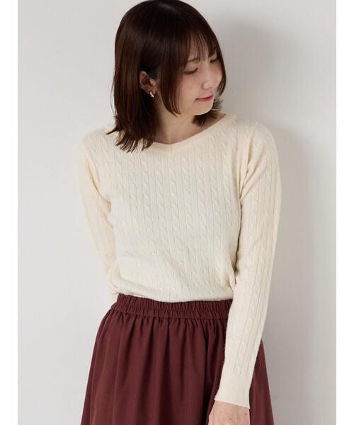 Te chichi TERRASSE（テチチテラス）の「もちもちケーブルVネックニット（ニット/セーター・レディース・オフホワイト/グレー/ブラック/レッド・F）」の10枚目の写真