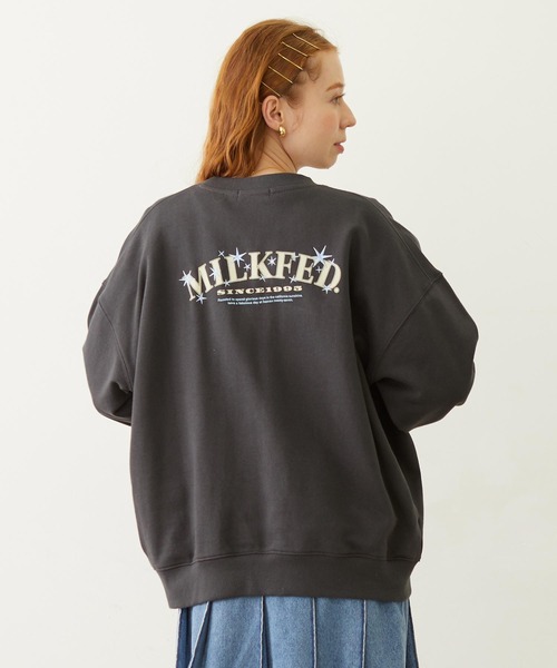 MILKFED.(ミルクフェド)の「STARS AND LOGO WIDE CREW SWEAT(スウェット・レディース・ライトブルー/チャコール/オートミール・L/M)」の2枚目の写真