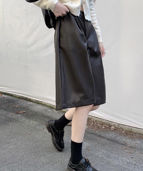 gossip!ロサンゼルス(ゴシップロサンゼルス)の「PUレザー ハーフパンツ(その他パンツ・レディース・ブラック/ブラウン・S/M/L)」の4枚目の写真
