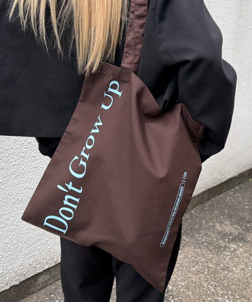 rae（レイ）の「rae ／Bright Print Tote Bag/ブライトプリントトートバッグ（トートバッグ・レディース・ダークブラウン/ブラック/ブルー/レッド/ライトパープル・FREE）」の3枚目の写真