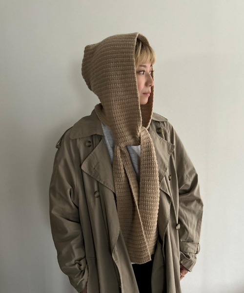 Kotoe(コトエ)の「【UNISEX】ワッフルニット フードマフラー(マフラー・レディース・ベージュ/レッド/オフホワイト/ブラウン/ブラック・FREE)」の4枚目の写真