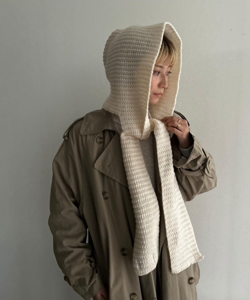 Kotoe(コトエ)の「【UNISEX】ワッフルニット フードマフラー(マフラー・レディース・ベージュ/レッド/オフホワイト/ブラウン/ブラック・FREE)」の2枚目の写真