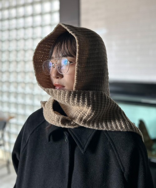 Kotoe(コトエ)の「【UNISEX】ワッフルニット フードマフラー(マフラー・レディース・ベージュ/レッド/オフホワイト/ブラウン/ブラック・FREE)」の7枚目の写真