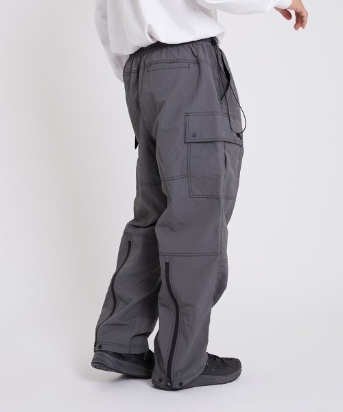 WMC(ダブリューエムシー)の「リップストップジッパーカーゴパンツ_CHARCOAL GREY(スウェットパンツ・レディース・ダークグレー・30(M)/32(L))」の1枚目の写真