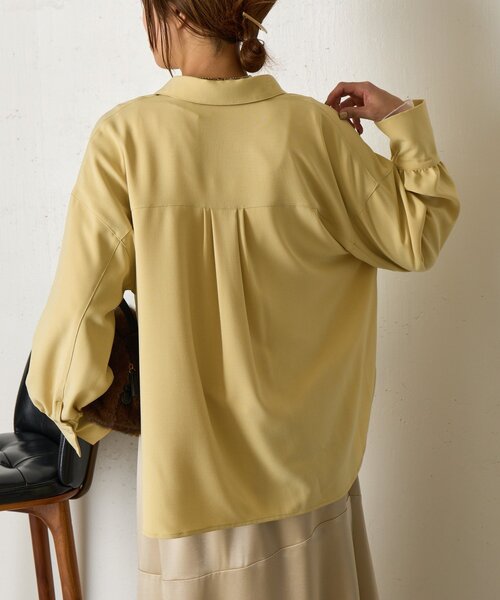 Jena espace merveilleux(ジェナ エスパスメルヴェイユ)の「【春まで着れる】バックダブルタックシャツ(シャツ/ブラウス・レディース・イエロー/オフホワイト/ベージュ・FREE)」の4枚目の写真