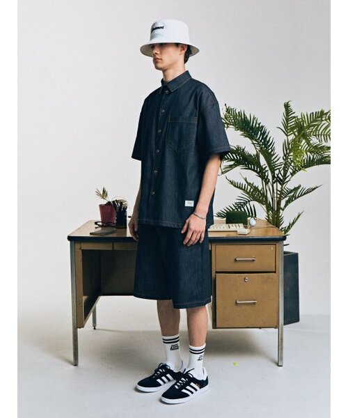 CONTEMENT(コンテメント)の「LYOCELL DENIM LOOSE FIT SHORTS(その他パンツ・メンズ・ダークネイビー・MEDIUM/LARGE/X-LARGE)」の3枚目の写真