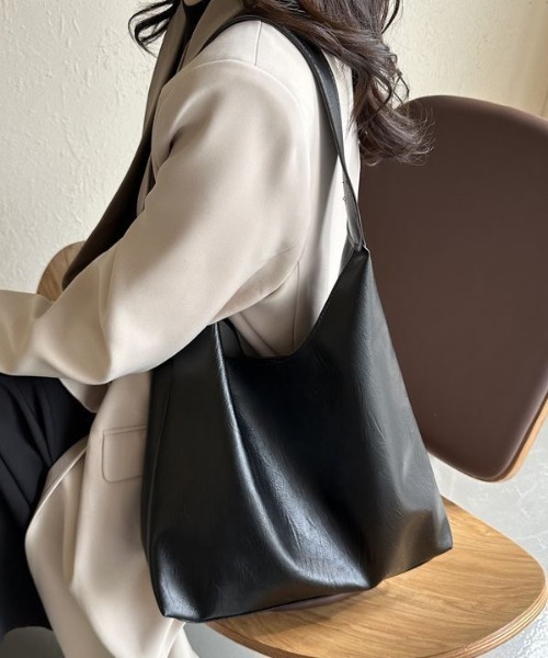 WYZ wear(ダブリューワイジィーウェア)の「フェイクレザーワンショルダートートバッグ/A4サイズ対応(ショルダーバッグ・メンズ・ブラック/ダークブラウン・FREE)」の4枚目の写真