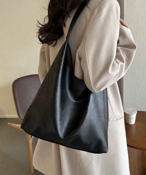 WYZ wear(ダブリューワイジィーウェア)の「フェイクレザーワンショルダートートバッグ/A4サイズ対応(ショルダーバッグ・メンズ・ブラック/ダークブラウン・FREE)」の5枚目の写真