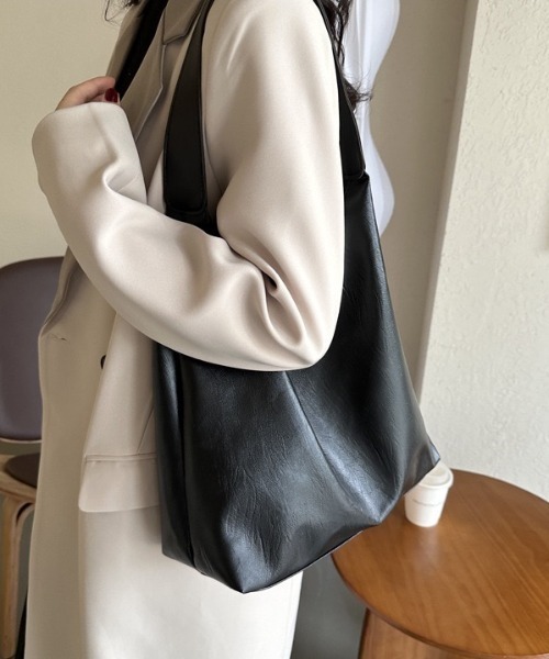 WYZ wear(ダブリューワイジィーウェア)の「フェイクレザーワンショルダートートバッグ/A4サイズ対応(ショルダーバッグ・メンズ・ブラック/ダークブラウン・FREE)」の6枚目の写真