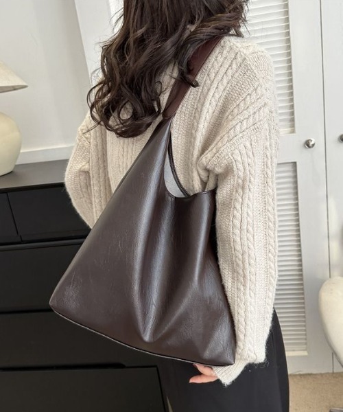 WYZ wear(ダブリューワイジィーウェア)の「フェイクレザーワンショルダートートバッグ/A4サイズ対応(ショルダーバッグ・メンズ・ブラック/ダークブラウン・FREE)」の11枚目の写真