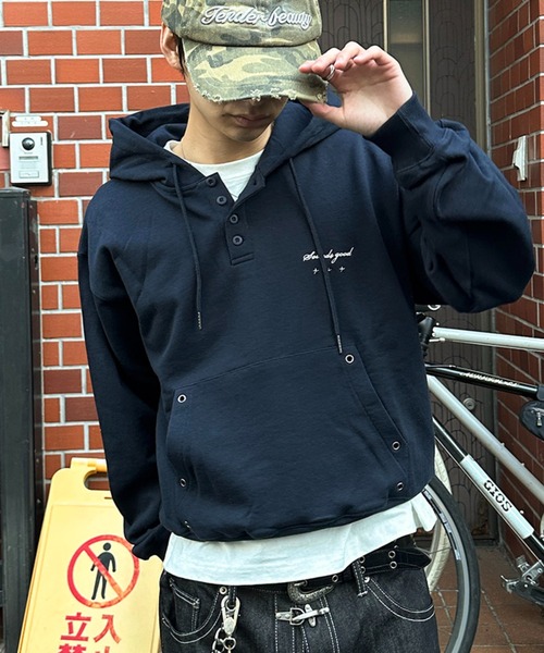 kutir(クティール)の「ASSORT HENLEY NECK EYELET DESIGN PARKA/アソートヘンリーネックハトメデザインパーカー(パーカー・メンズ・ブラック/杢グレー/ネイビー/ブラウン・LARGE/MEDIUM)」の4枚目の写真