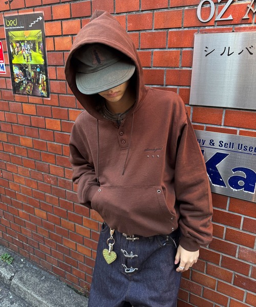 kutir(クティール)の「ASSORT HENLEY NECK EYELET DESIGN PARKA/アソートヘンリーネックハトメデザインパーカー(パーカー・メンズ・ブラック/杢グレー/ネイビー/ブラウン・LARGE/MEDIUM)」の6枚目の写真