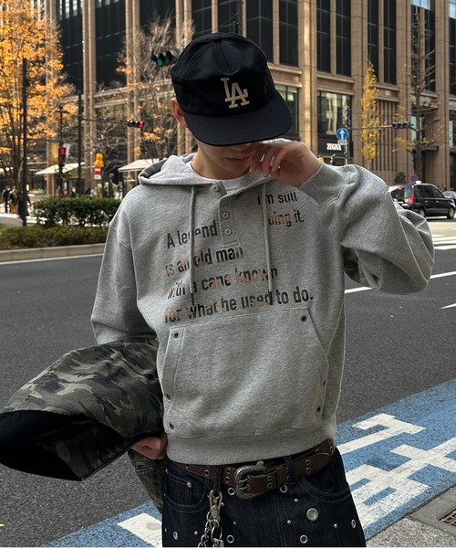 kutir(クティール)の「ASSORT HENLEY NECK EYELET DESIGN PARKA/アソートヘンリーネックハトメデザインパーカー(パーカー・メンズ・ブラック/杢グレー/ネイビー/ブラウン・LARGE/MEDIUM)」の5枚目の写真