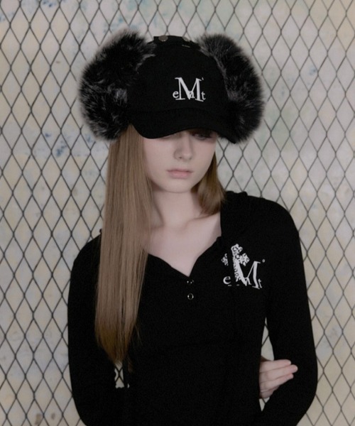 MUCENT(ムセント)の「A'GEM/9 × .kom 『MUCENT/ムセント』SIGNATURE EARFLAP BALL CAPシグネチャーイヤーフラップボールキャップ(キャップ・レディース・ブラック・FREE)」の3枚目の写真