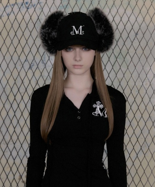 MUCENT(ムセント)の「A'GEM/9 × .kom 『MUCENT/ムセント』SIGNATURE EARFLAP BALL CAPシグネチャーイヤーフラップボールキャップ(キャップ・レディース・ブラック・FREE)」の4枚目の写真