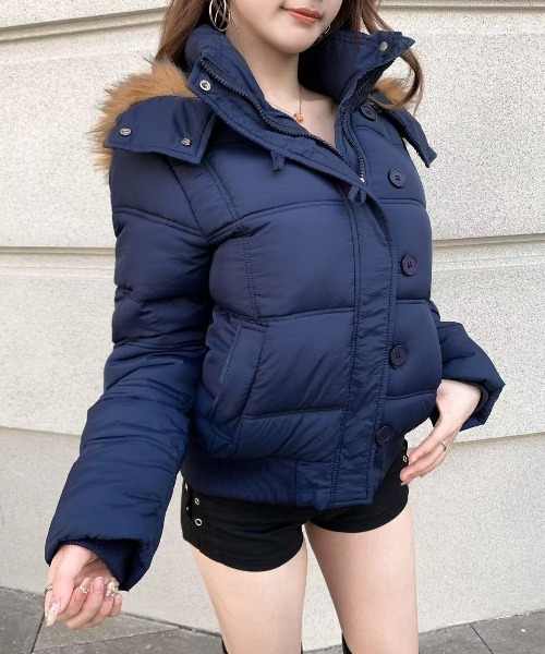 VEILA(ヴェイラ)の「防寒仕様 2WAYファーフード付き 中綿ショートアウター(ダウンジャケット/コート・レディース・ブラック/ネイビー/ホワイト・M/L)」の3枚目の写真