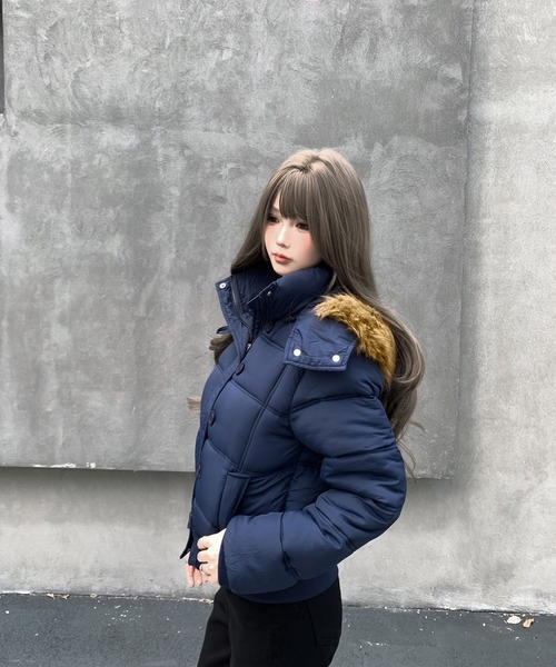 VEILA(ヴェイラ)の「防寒仕様 2WAYファーフード付き 中綿ショートアウター(ダウンジャケット/コート・レディース・ブラック/ネイビー/ホワイト・M/L)」の4枚目の写真
