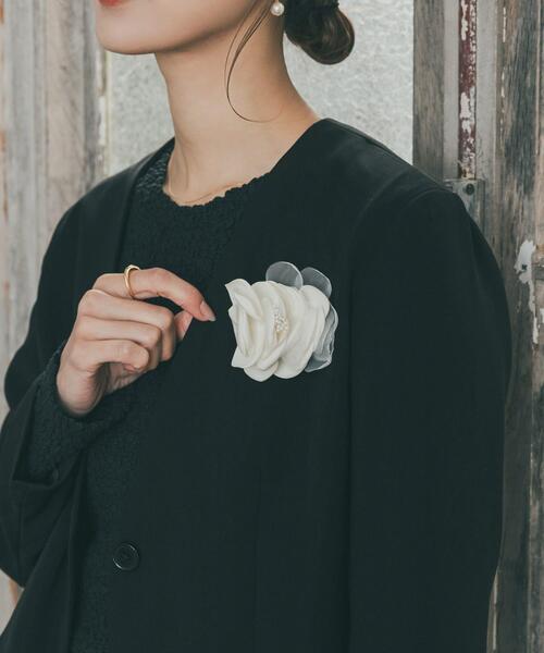 URBAN RESEARCH DOORS（アーバンリサーチドアーズ）の「ニュアンスフラワーコサージュ（ブローチ/コサージュ・レディース・ライトグレー/アイボリー・ONE）」の3枚目の写真