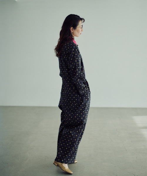 ADIEU TRISTESSE（アデュートリステス）の「【3月ベストセラーブランド内3位】【3月お気に入り登録ブランド内5位】kazumiさんコラボ　リバティプリントオールインワン（つなぎ/オールインワン・レディース・ブルー系その他/ブラック系その他・40/38）」の4枚目の写真