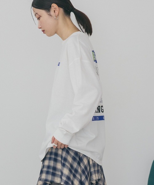 AMERICAN HOLIC(アメリカンホリック)の「カンパニーロゴ風ロングTシャツ(Tシャツ/カットソー・レディース・グレー/オフホワイト・FREE)」の4枚目の写真