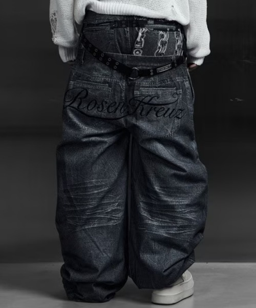 ROSEN KREUZ(ローゼンクロイツ)の「【Rosen Kreuz】INSIGNIA TROUSERS / 【ローゼンクロイツ】デニムライク刺しゅうロゴバギーパンツ(デニムパンツ・メンズ・ブラック/ブルー・01/02/03)」の1枚目の写真