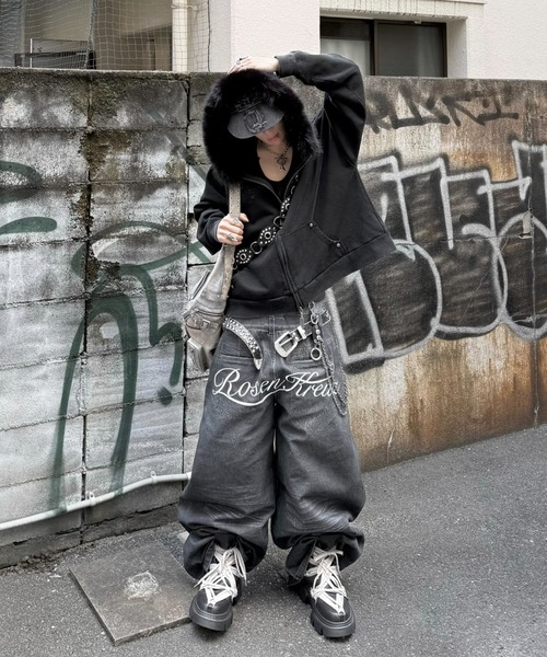 ROSEN KREUZ(ローゼンクロイツ)の「【Rosen Kreuz】INSIGNIA TROUSERS / 【ローゼンクロイツ】デニムライク刺しゅうロゴバギーパンツ(デニムパンツ・メンズ・ブラック/ブルー・01/02/03)」の2枚目の写真