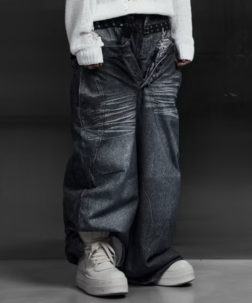 ROSEN KREUZ(ローゼンクロイツ)の「【Rosen Kreuz】INSIGNIA TROUSERS / 【ローゼンクロイツ】デニムライク刺しゅうロゴバギーパンツ(デニムパンツ・メンズ・ブラック/ブルー・01/02/03)」の15枚目の写真