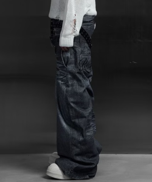ROSEN KREUZ(ローゼンクロイツ)の「【Rosen Kreuz】INSIGNIA TROUSERS / 【ローゼンクロイツ】デニムライク刺しゅうロゴバギーパンツ(デニムパンツ・メンズ・ブラック/ブルー・01/02/03)」の17枚目の写真