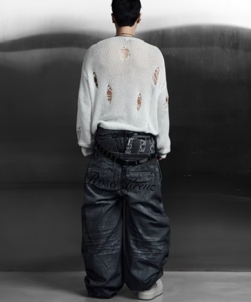 ROSEN KREUZ(ローゼンクロイツ)の「【Rosen Kreuz】INSIGNIA TROUSERS / 【ローゼンクロイツ】デニムライク刺しゅうロゴバギーパンツ(デニムパンツ・メンズ・ブラック/ブルー・01/02/03)」の8枚目の写真