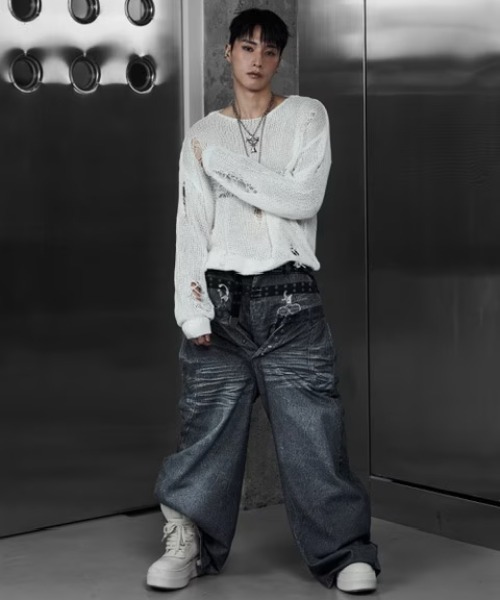 ROSEN KREUZ(ローゼンクロイツ)の「【Rosen Kreuz】INSIGNIA TROUSERS / 【ローゼンクロイツ】デニムライク刺しゅうロゴバギーパンツ(デニムパンツ・メンズ・ブラック/ブルー・01/02/03)」の4枚目の写真