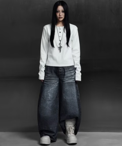 ROSEN KREUZ(ローゼンクロイツ)の「【Rosen Kreuz】INSIGNIA TROUSERS / 【ローゼンクロイツ】デニムライク刺しゅうロゴバギーパンツ(デニムパンツ・メンズ・ブラック/ブルー・01/02/03)」の10枚目の写真